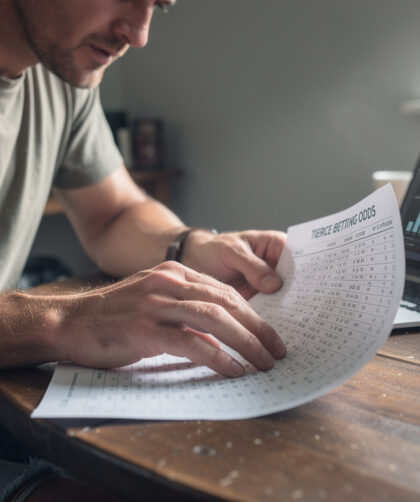 découvrez comment analyser les cotes du tiercé pour optimiser vos mises et maximiser vos gains grâce à des conseils pratiques et une interprétation claire des pronostics.