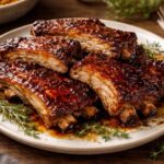 apprenez à préparer des travers de porc fondants cuits lentement au four, pour un dîner savoureux et mémorable à partager en famille ou entre amis.