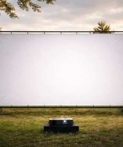 découvrez nos astuces pour réussir votre projection en extérieur en évitant plis, reflets et problèmes liés au vent pour une image nette et stable.