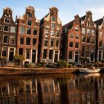 découvrez l'architecture unique des maisons penchées emblématiques d'amsterdam, symboles historiques et charmants de la ville aux canaux.