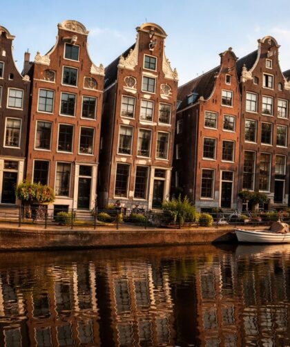 découvrez l'architecture unique des maisons penchées emblématiques d'amsterdam, symboles historiques et charmants de la ville aux canaux.