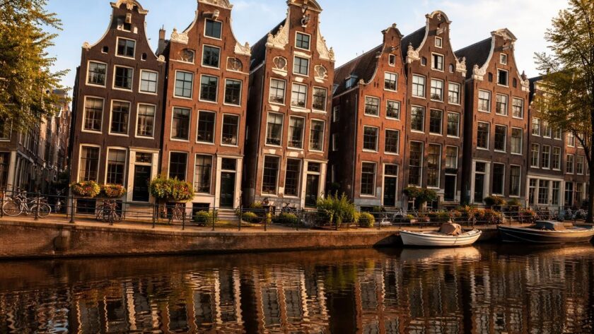 découvrez l'architecture unique des maisons penchées emblématiques d'amsterdam, symboles historiques et charmants de la ville aux canaux.