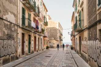 Vue panoramique d'un quartier populaire de Marseille, ville natale du rappeur Jul, avec immeubles résidentiels et ambiance méditerranéenne authentique